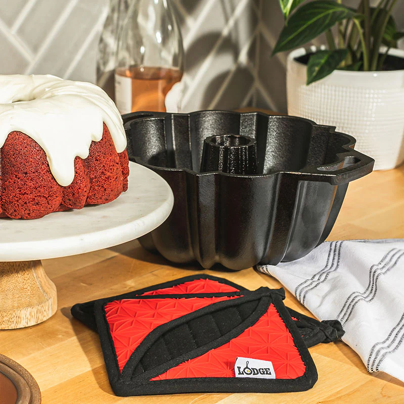 Cast Iron Fluted Cake Pan with Red Potholders 3 Cast Iron Fluted Cake Pan with Red Potholders